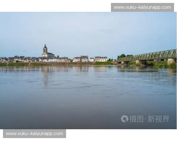 卢瓦尔河畔的星光博弈：当昂热的黑白坚韧撞上巴黎的红蓝狂想